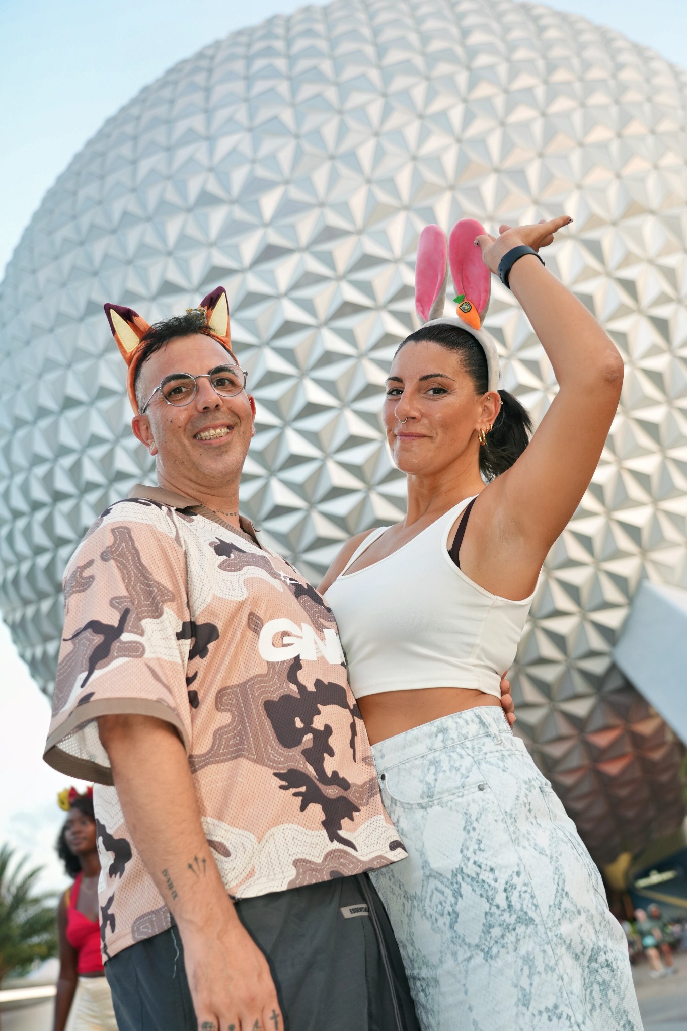 Elena y Chis con orejas Disney frente a la esfera de Epcot